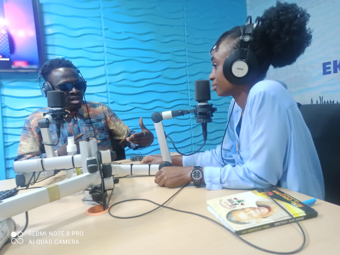 Conducting an interview during broadcast production